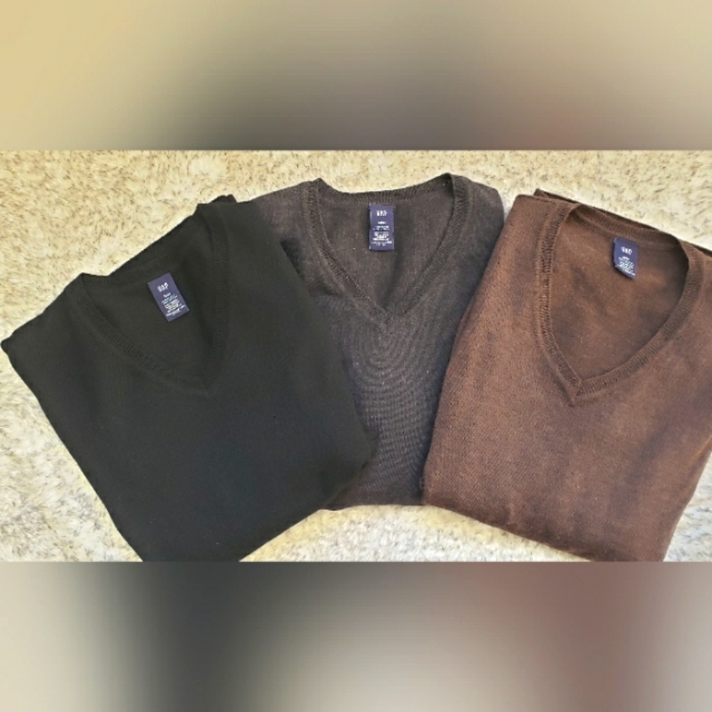 GAP Mens size M, V neck merino wool sweaters - BLACK, CHARCOAL, BROWN, Lt GREY.